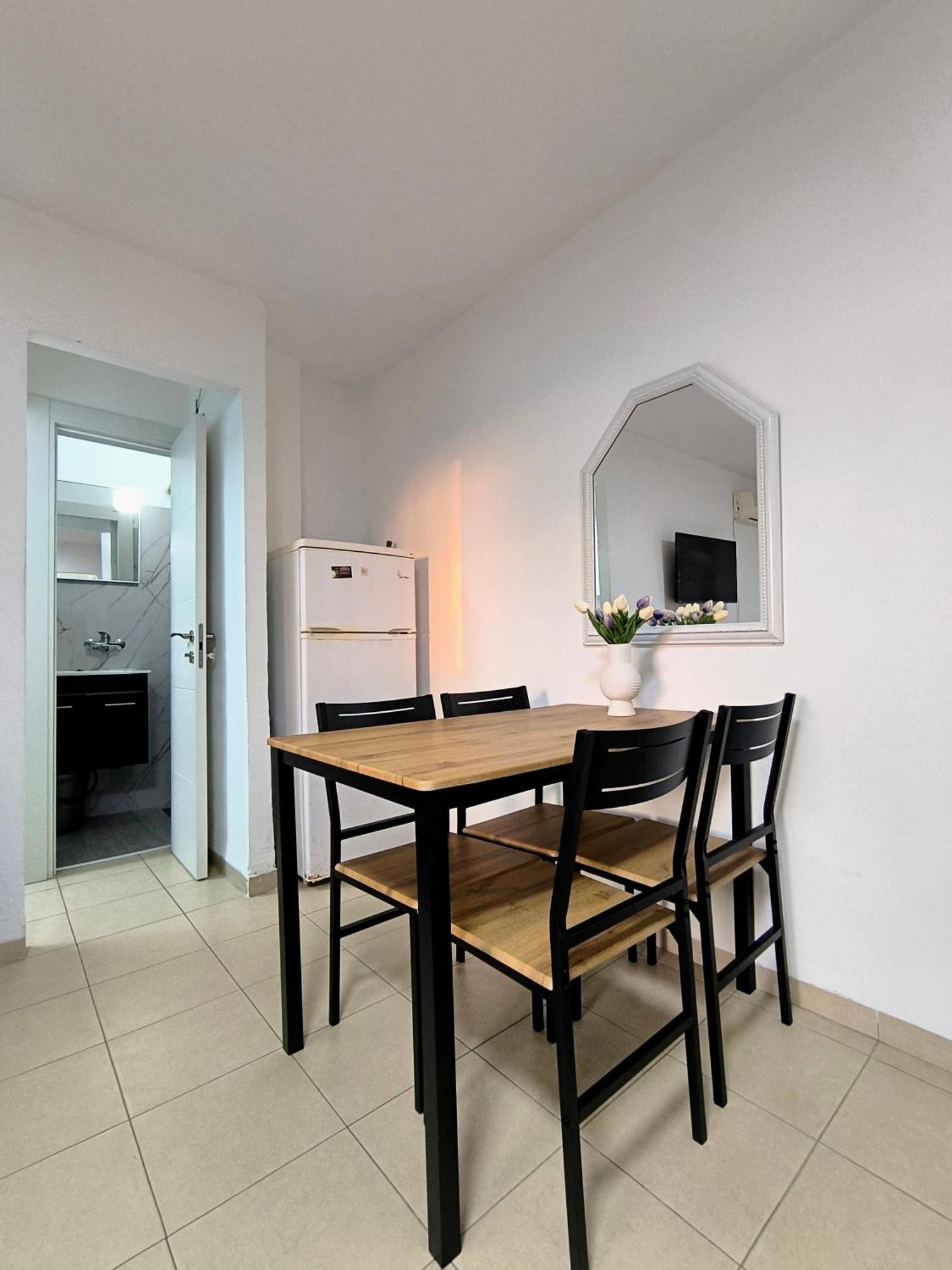 Beautiful Studio Apartment By The Sea 60-10 Haifa Exterior photo